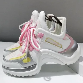 Женские кроссовки для бега, новинка 2023 года, повседневная удобная дышащая модная студенческая обувь из искусственной кожи на толстой подошве.